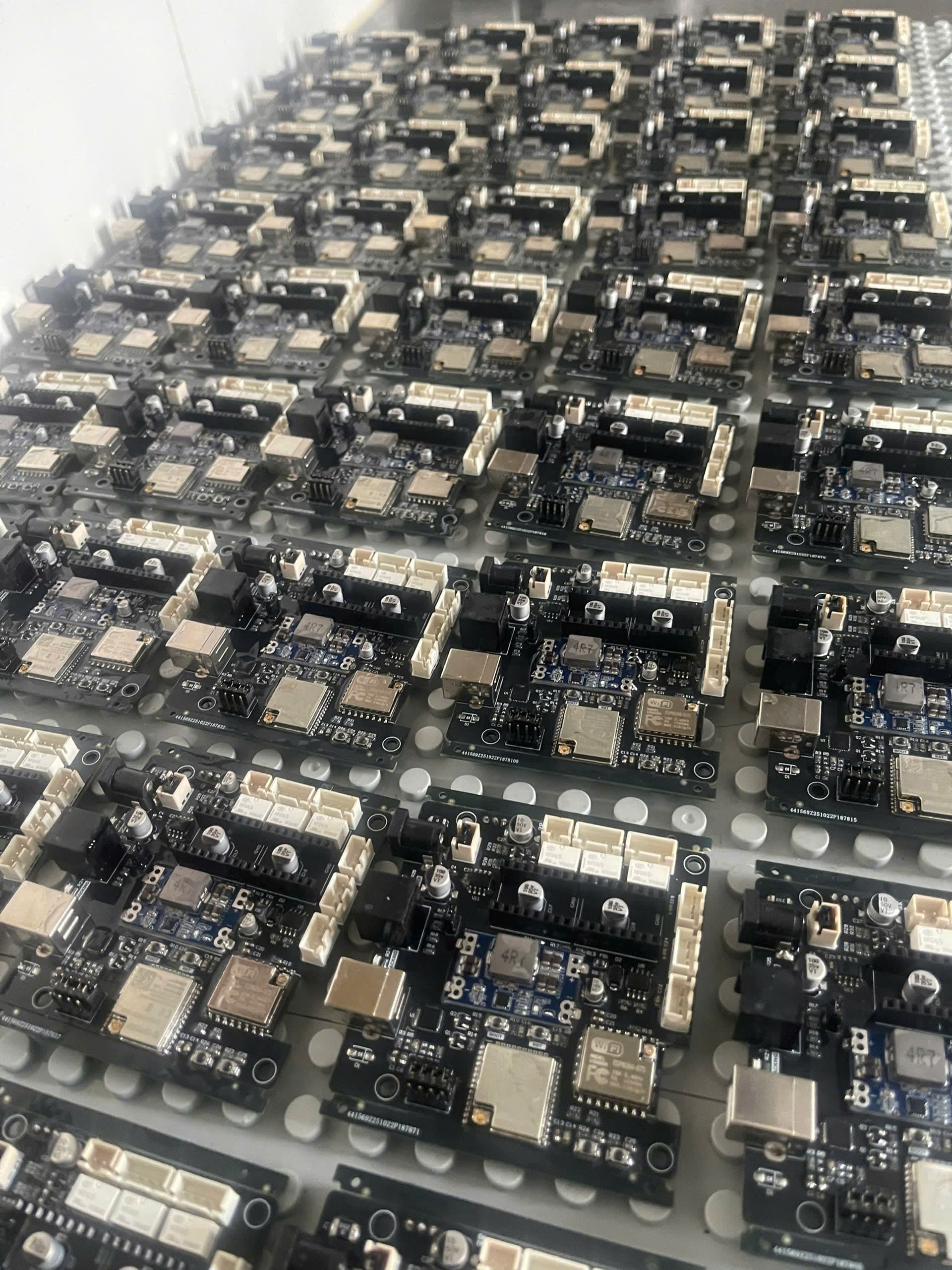 Sản Xuất Thiết Bị IoT